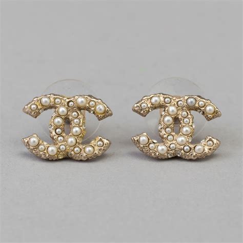 chanel örhängen online|Chanel crochet earrings.